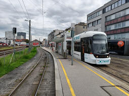 The platform for terminating trams on the right, the platform for ascending P�stlingbergbahn services on the left