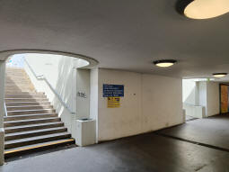 Accesses to the platforms (stairs on the left to the southbound, ramp on the right to the northbound) from the southern subway