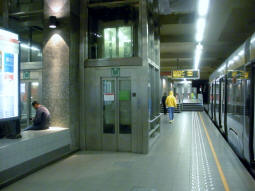 One of the southbound platforms (the other is on the other side of the same track). The pair of northbound platforms are to the left
