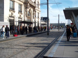 The platforms from by the one for trams to Villenave Pyr�n�es