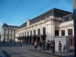 The end of the platform for trams to Parc des Expositions - Stade Matmut-Atlantique and Gare de Blanquefort, and the railway station this stop is named after, from the other platform