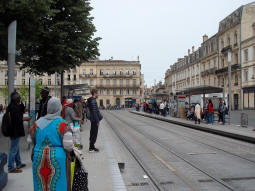 The line B platforms from by the one for trams to Pessac Centre and France Alouette