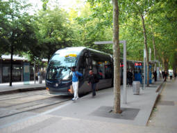 The line C platforms from by the one for trams to Villenave Pyr�n�es