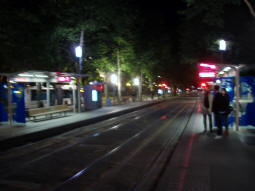 The line B platforms from the one for trams to Berges de la Garonne