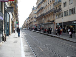 The platforms from by the one for trams to Le Haillan - Rostand