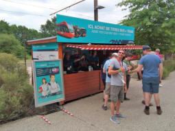 Antar�s - MMArena: A temporary (I assume) ticket booth