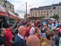 R�publique: A very busy platform for trams to Universit�