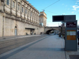 The platforms from the southbound. The Arc de Triomphe itself can be seen in the background