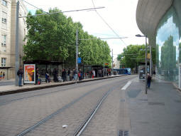 The platforms from the side for trams via Rives du Lez