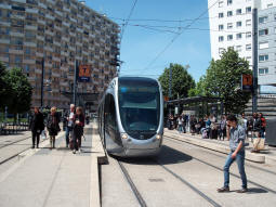 Ar�nes: The platforms from by the island one, the left side of which is a bay which trams can depart from towards A�roport and A�roconstellation, while the right side is for trams to Palais du Justice