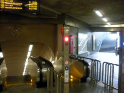 The escalators down to the platforms for trams to Hustadt and Schlo� Str�nkede from the main concourse