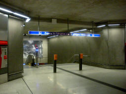 Escalator and stairs to the platforms from the western concourse