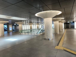 Main southern concourse, with access to all platforms