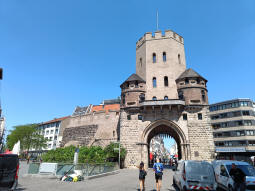 The Severinstorburg 12-century gatehouse next to the Severinstor entrance to the north- and southbound platforms