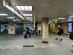 Access to the westbound platform from the eastern concourse