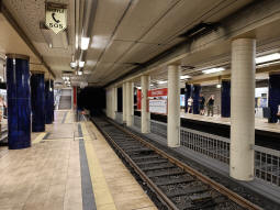 From the northwest-bound platform the south- and southwest-bound platforms can also be seen