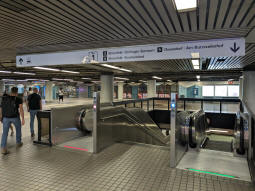 Access to the westbound platform from the concourse