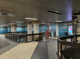Access to the northbound platform from the concourse