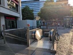 Habsburgerring / Hahnenstr. entrance for access to the north- and southbound platforms, with the westbound behind the camera