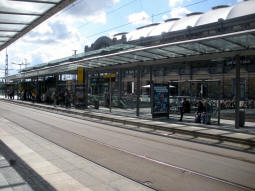 The eastbound platform (lines 7 and 10) from the westbound platform with the railway station in the background
