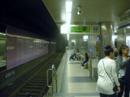 From the platform for stadtbahn trams to D�sseldorf can be seen the platform for trams to Mannesmann Tor 2