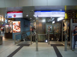 An access to the westbound stadtbahn island platform from the railway station concourse