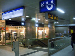 An access to the westbound stadtbahn island platform from the railway station concourse