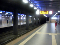 From the westbound stadtbahn island platform, the eastbound island platform can also be seen