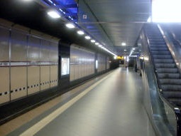 Looking along one of the westbound stadtbahn platforms