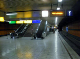The island platform for stadtbahn trams, on the side for northbound (other side for southbound)