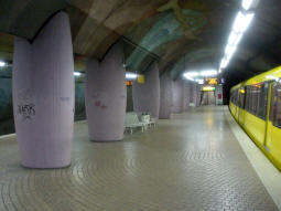 The island platform on the side for trams to Buerer Stra�e