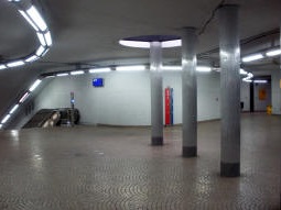 Approaching the platforms in the south-western concourse