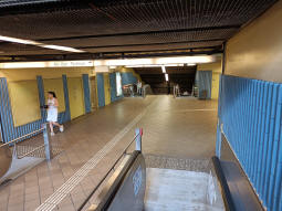 Approaching the eastern concourse from Opernplatz