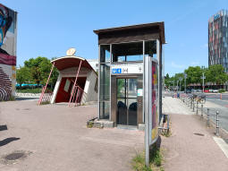 One of the entrances to the main concourse for access to all Stadtbahn lines, on the left, and a lift just to the southbound (and northbound arrival) platform