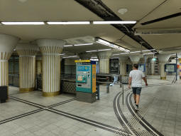 Access to the east- and westbound platforms from the main concourse