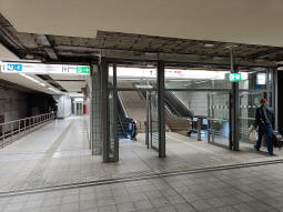 Exits from the westbound (and eastbound off to the right) platforms, left to the southbound (and northbound arrival) platform, centre to eastern exits via main concourse