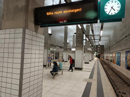 The north- and southbound platform from the northbound arrival side