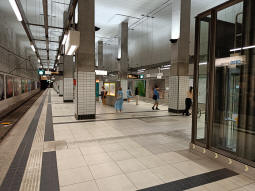 The north- and southbound platform from the northbound arrival side