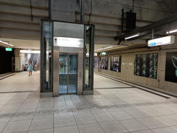 Exits at the northern end of the north- and southbound stadtbahn island platform