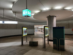 The southern concourse for north- and southbound stadtbahn platforms only