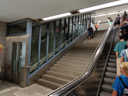 Western exit from the northwest- and southeast-bound platforms