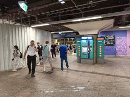 Entrance to the eastbound platforms from the mainline station