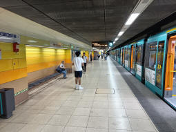 Westbound stadtbahn platform