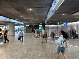 The main concourse with one of the sets of escalators and stairs down to the westbound platforms