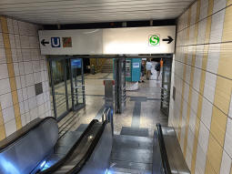 Approaching the bottom of one of the pairs of escalators down to the westbound platforms from the main concourse