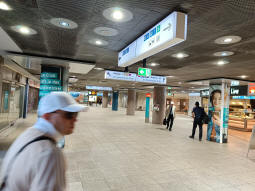 Looking towards the north- and southbound stadtbahn platforms in the concourse