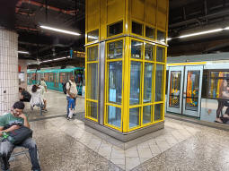 Westbound stadtbahn platform