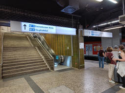 Accesses to the (left-right) south- and northbound stadtbahn platforms coming from the westbound stadtbahn platform, with the westbound S-bahn platform directly ahead-right