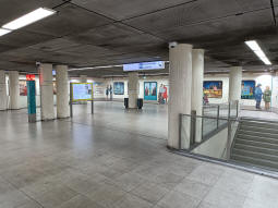 The accesses to the south- (near right) and northbound stadtbahn platforms