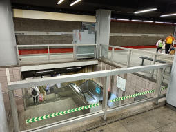 Access to the eastbound stadt- and S-bahn platforms from the southbound stadtbahn island